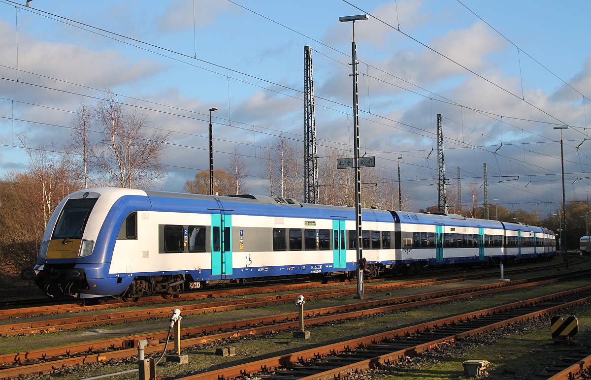 Auf Flensburgs ehemaligen Bw Gelnde abgestellt stehen drei Married-Pair Garnituren abgestellt, bei einer Garnitur wurden die Tren schon mit der neuen Farbe der NAH.SH versehen...die Aufnahme entstand aus dem vorbeifahrenden Zug nach Padborg. 04.01.2017