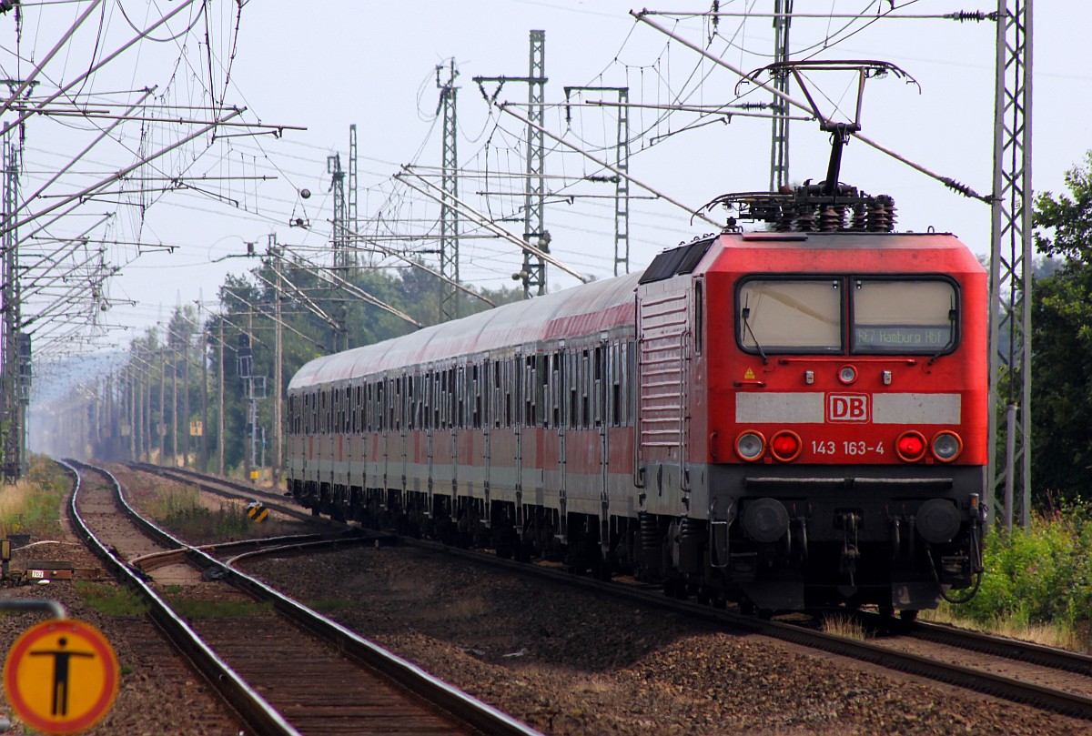 Auf gehts nach Hamburg...DB Regio Kiel 143 163-4(REV/LD X/08.07.09, Verl/AK/05.07.16) fungiert hier als Schublok des RE7 nach Hamburg. Jübek 11.08.2015