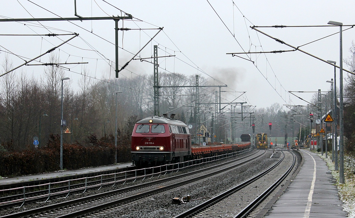 Auf geht's...ELV 218 139 verlsst lautstark und mit Abgas-V inkl ihrem Bauzug Owschlag Richtung Sden. 29.12.2020