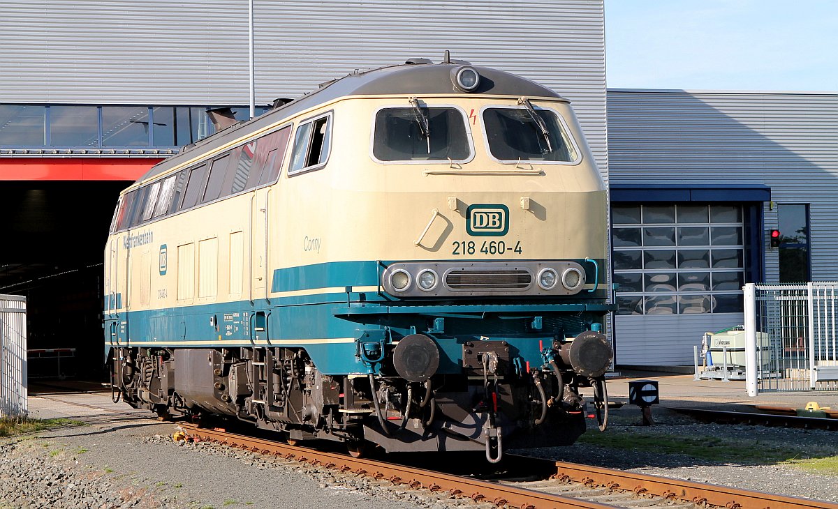 Auf Grund von Wartungs-und Reparaturarbeiten zur Zeit zu Gast in Niebüll ist die 218 460-4 der Westfrankenbahn die hier die Abendsonne im Bw Niebüll genießt. 14.08.2017