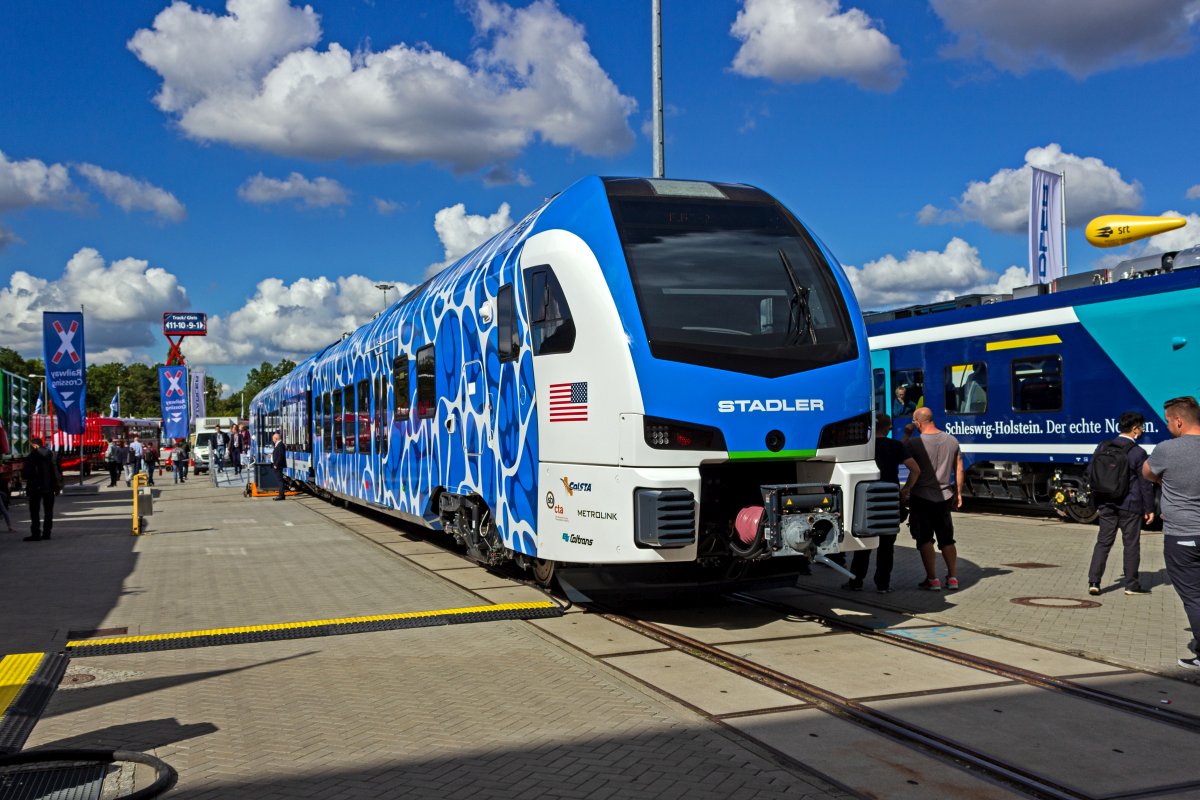 Auf der InnoTrans 2022 spielten alternative Antriebsarten eine groe Rolle. Stadler zeigte einen fr Kalifornien bestimmten FLIRT mit Brennstoffzellenantrieb.