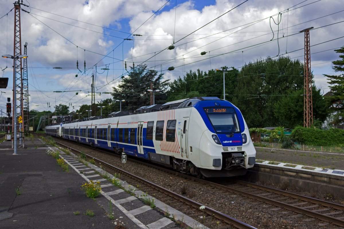 Auf der Linie RE7 zwischen Rheine und Krefeld waren am 27.07.22 9442 367 und ein weiterer TALENT von National Express unterwegs, hier bei der Ausfahrt aus Wuppertal-Oberbarmen.