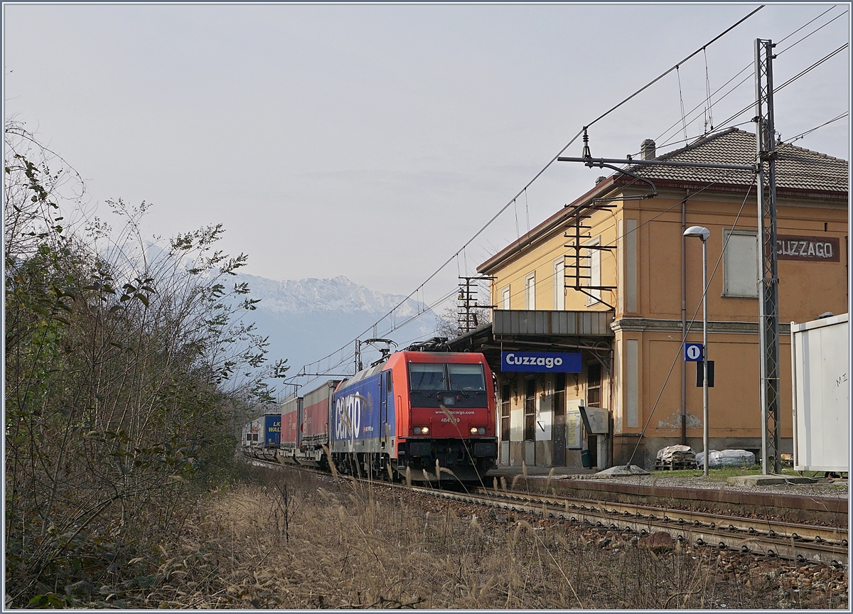 Auf der  Novara-Strecke  fährt die SBB Re 484 019 beim Stationsgebäude von Cuzzago vorbei Richtung Süden.

29. Nov. 2018