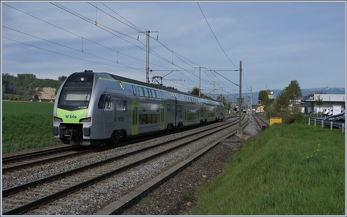 Auf der Strecke Biel/Bienne - Bern bieten die SBB und BLS im Halb-Stundentakt eine RE und eine S-Bahn an und dies mit praktisch gleichen Fahrzeugen: Während die SBB ihre RABe 511 im RE verkehr einsetzt, gönnt die BLS ihren S-Bahn Kunden die RABe 515. 
Die Bilder entstanden in Schüpfen, einen noch einen Hach einer Landstation ausstrahlt. 

24. April 2019