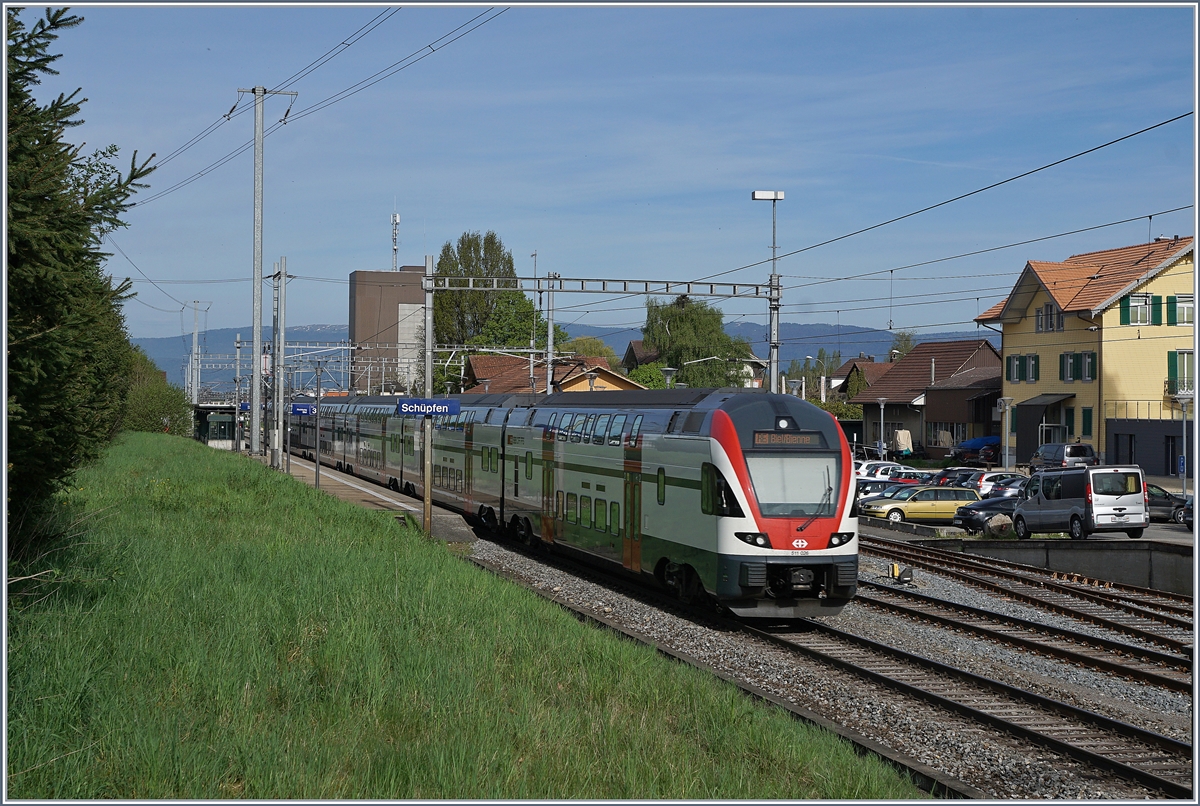 Auf der Strecke Biel/Bienne - Bern bieten die SBB und BLS im Halb-Stundentakt eine RE und eine S-Bahn an und dies mit praktisch gleichen Fahrzeugen: Während die SBB ihre RABe 511 im RE verkehr einsetzt, gönnt die BLS ihren S-Bahn Kunden die RABe 515. 
Die Bilder entstanden in Schüpfen, einen noch einen Hach einer Landstation ausstrahlt. 

24. April 2019