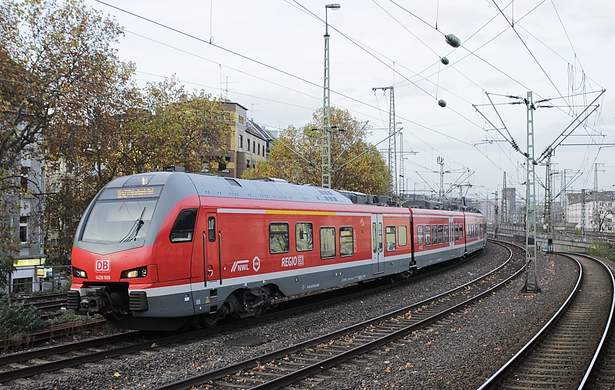 Auf ungewohnten Wegen ist der DB-Flirt 1428 506 mit dem RE 42 am 08.11.2020 in Düsseldorf-Friedrichstadt unterwegs: Wegen einer Streckensperrung konnte er zwischen Duisburg und Mönchengladbach nicht den direkten Weg über Krefeld nehmen, sondern wurde über Düsseldorf und Neuss umgeleitet, wobei diese Bahnhöfe ohne Halt durchfahren wurden