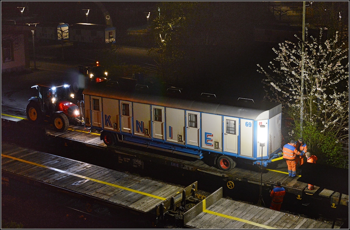 Aufladen des Zirkus Knie in Konstanz. Handarbeit beim Einparken. April 2016.