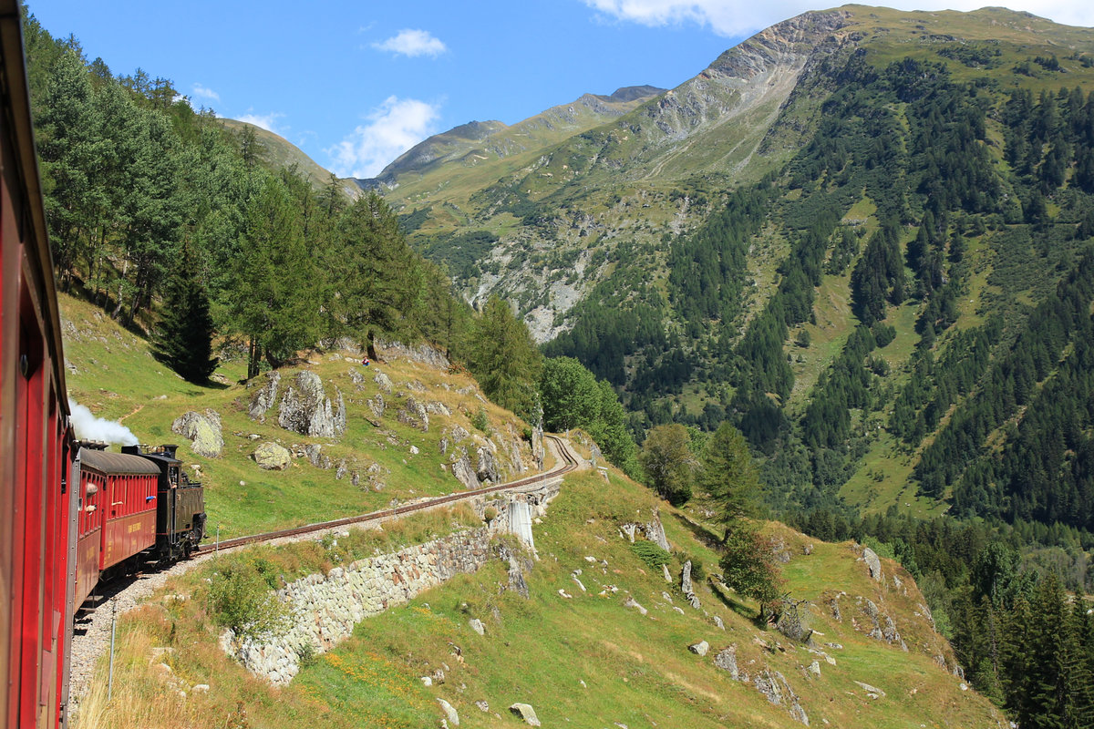 Aufstieg von Oberwald auf die Furka Bergstrecke, heute: Lok HG 3/4 Nr. 4 mit den historischen Wagen der DFB, 23.August 2020 