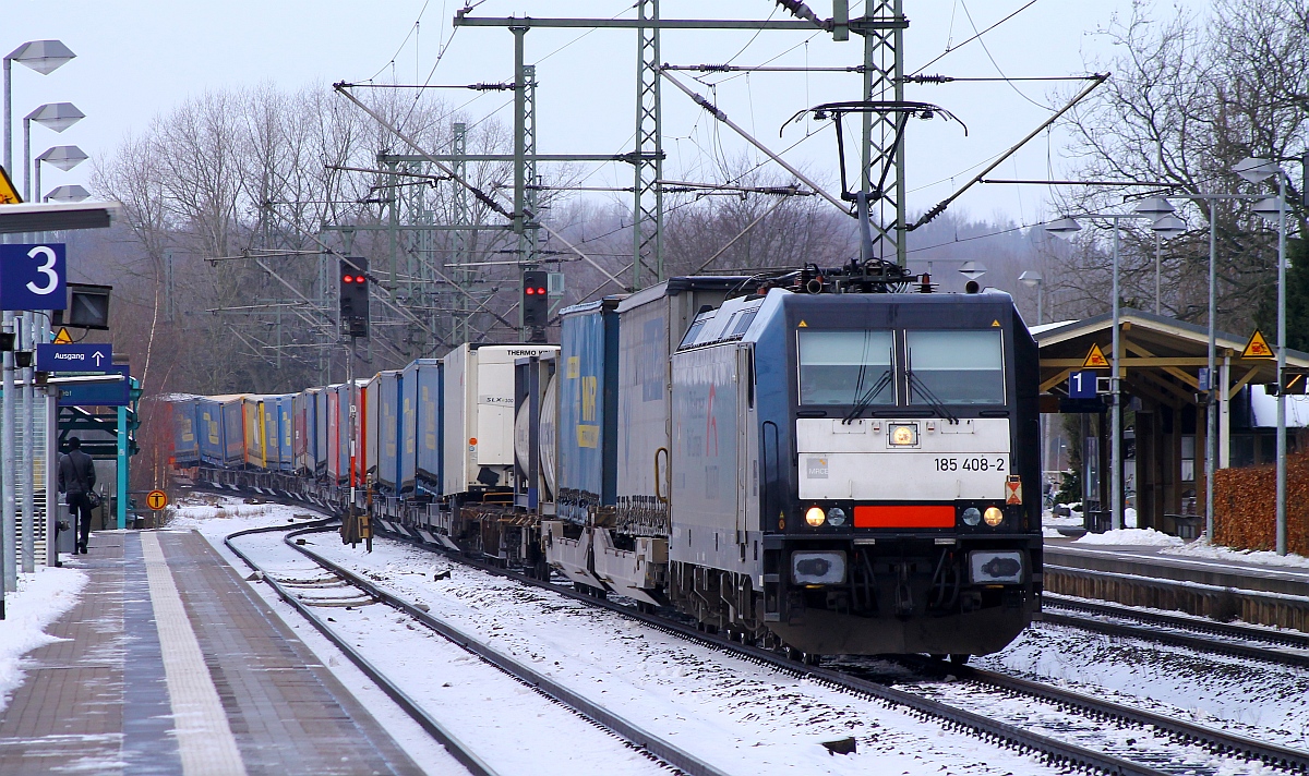 Aus Dänemark kommend hat hier die MRCE/TXL 6 185 408-2 mit dem DGS 45699 Durchfahrt in Schleswig. Leider zugefahren wurde mir die aus Richtung Hamburg kommende schwarze 189 mit dem Lauritzen aus Verona. Schleswig 25.01.2015