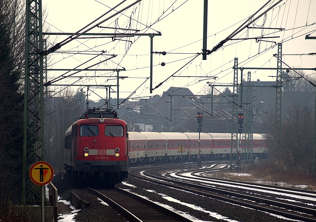 Aus dem Archiv: 113 267-9 mit dem CNL 472 nach Kopenhagen hier bei der Durchfahrt in Schleswig. Vor knapp 2 Jahren fuhren beide CNL noch am Tage hier durch, dann fuhr plötzlich keiner mehr und seit 2012 fahren sie wieder, der eine morgens gegen halb sechs und der andere Abends um zehn vor 11 (Sa+So eine Std früher). Schleswig 25.02.2011