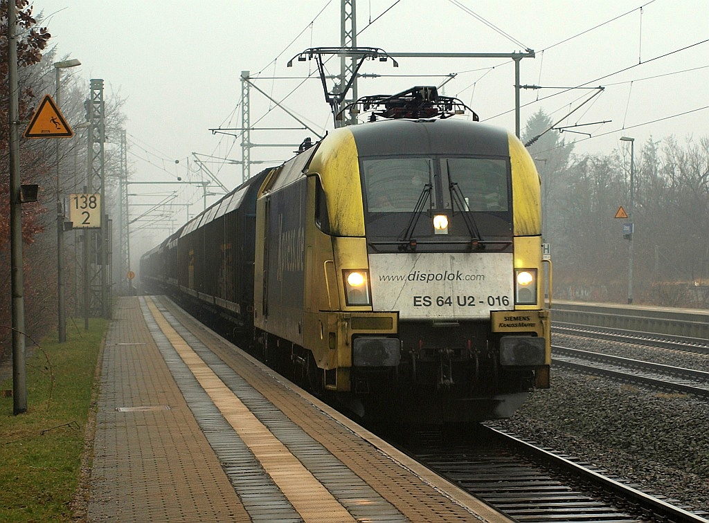 Aus dem Archiv: Da fuhr er noch für BoxXpress der  gelbe Stier ....182 515-6 hier bei der regnerischen Durchfahrt mit einem H-Zug Richtung Padborg in Schleswig. 14.03.2011