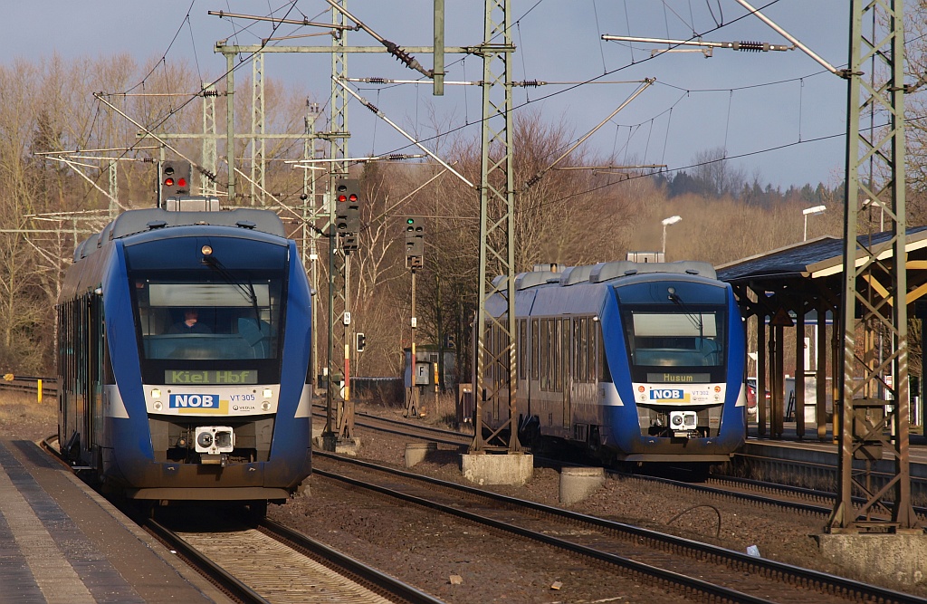 Aus dem Archiv: Normalerweise treffen sich die Lints der NOB(jetzt RBSH od Nah.SH)in Jübek, an diesem Morgen aber war der VT 305 nach Kiel(li)pünktlich während der VT 302(re)mit +15 zu kämpfen hatte(von der Uhrzeit her mit der beliebtester Zug für die Fahrt nach Westerland). Schleswig 05.03.2011