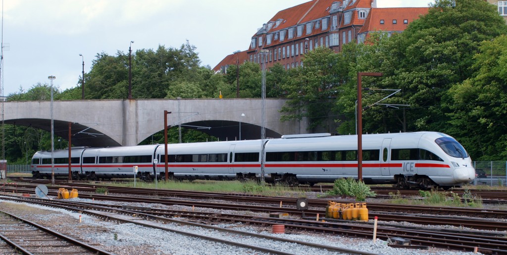 Aus Deutschland kommend fährt hier der ICE-TD 605 016 in den Bhf von Aarhus ein. 18.06.2010