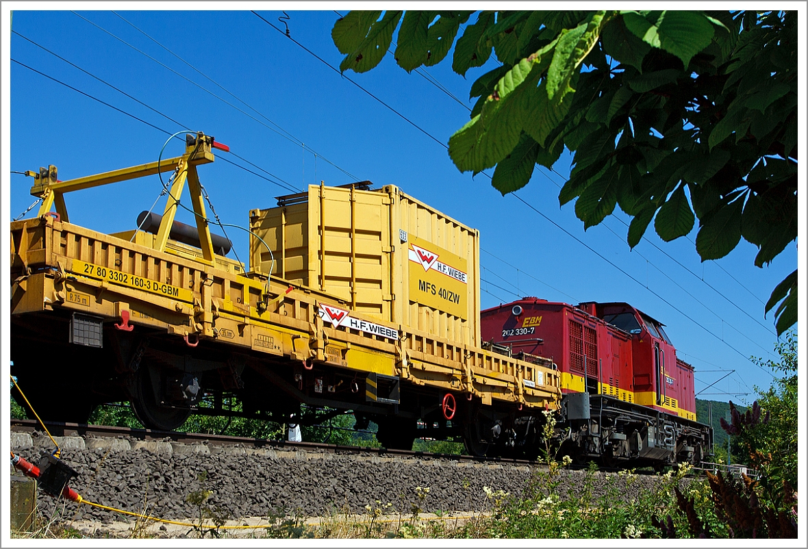 Aus eine etwas anderen Perspektive....
Die 202 330-7 der  EBM Cargo GmbH (ex DR 110 330-8, ex DR 112 330-6) am 20.07.2013 im Bauzugdienst (mit MFS-Wagen) in Katzenfurt  (Lahn-Dill-Kreis) an der KBS 445  Dillstrecke . 
Hier mit dem Schutzwagen (der MFS 40 ZW) 27 80 3302 160-3 D-GBM der GBM Wiebe Gleisbaumaschinen GmbH .
