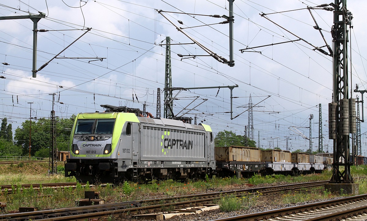 Aus der Gegenrichtung kommt 3 Minuten später die CAPTRAIN 187 012 mit einem Schwerwagenzug 09.06.2022