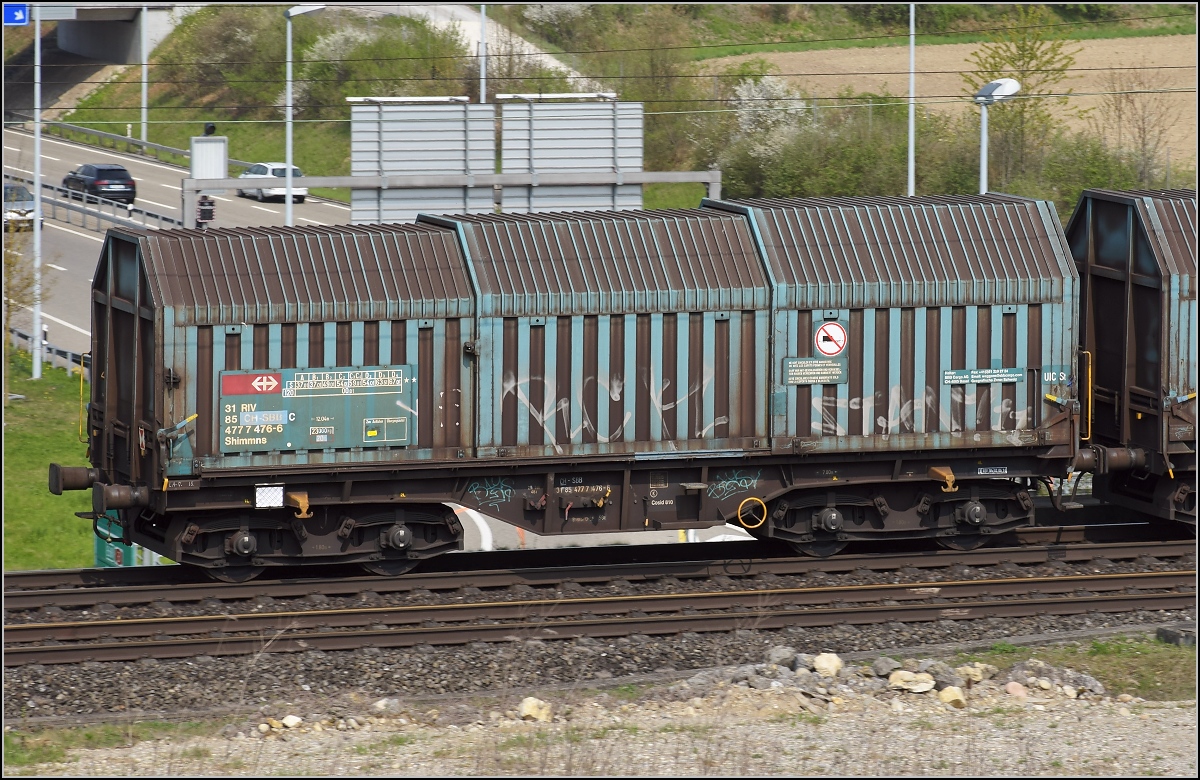 Aus der Königin-Elisabeth-II-Phase der SBB. Shimmns-Teleskophaubenwagen in mintgrün. Sorgte zusammen mit den pinkfarbenen Eaos für ein wenig Abwechslung im rostbraunen Güterverkehr. Augarten, April 2017.