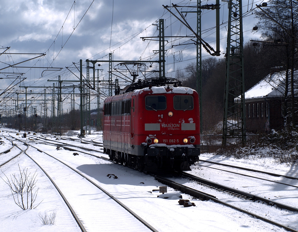 Aus Richtung Maschen kommend rumpelte die 151 082-5 gemütlich durch HH-Harburg. 06.03.2010(üaV)