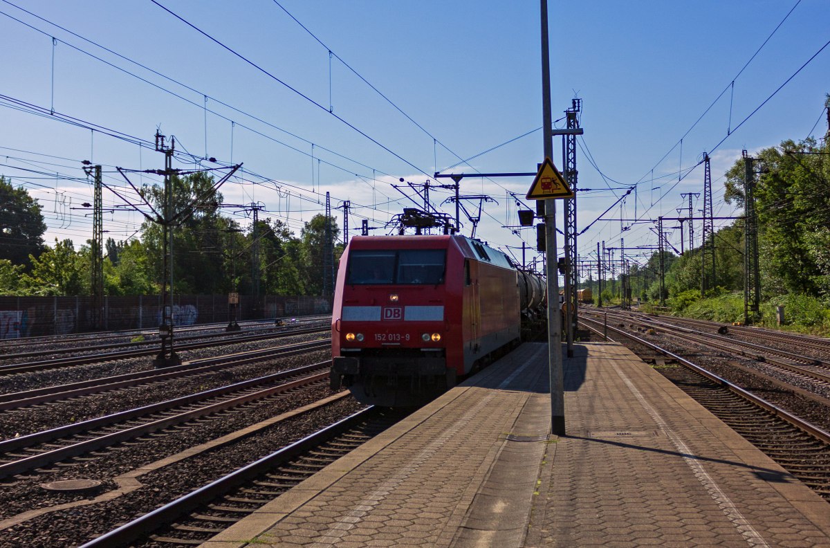 Aus Richtung Sden kommend fhrt 152 013 mit einem Gterzug in Hamburg-Harburg ein.