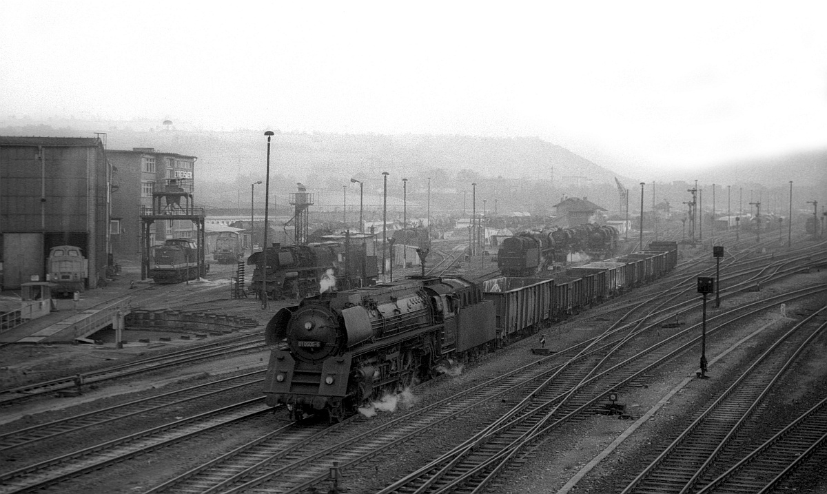 Aus der Schatzkiste...01 501/ 01 0505-6 mit kurzem Güterzug Ausfahrt Saalfeld 30.04.1980 (Bearb. M.Steiner, (C) D.Schikorr)