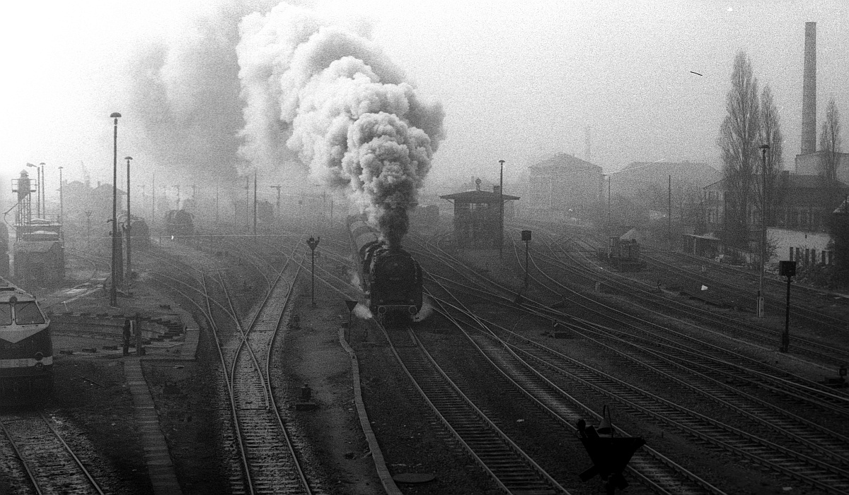 Aus der Schatzkiste...Planabfahrt der 01 204 mit dem E 802 aus Saalfeld. 30.04.1980 (Bearb. M.Steiner, (C) D.Schikorr)