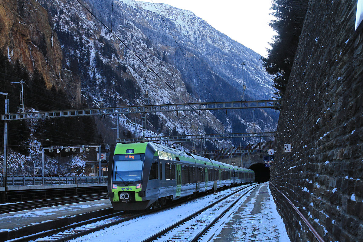 Ausfahrt von zwei Lötschbergern (Nr. 124 und 105) in Goppenstein; der vordere Zug fährt bis Domodossola in Italien durch. 7.Januar 2021