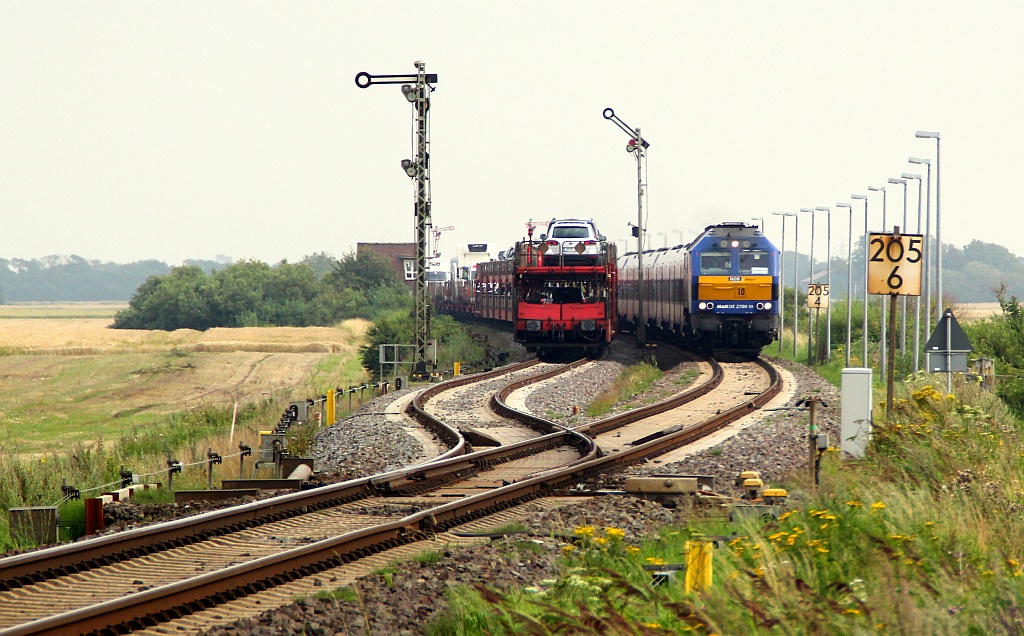 Ausweichstelle Lehnshallig vollgeparkt...der Az nach Niebüll steht während die NOB mit einer MaK DE 2700 angefahren kommt. Niebüll/Lehnshallig 04.08.12