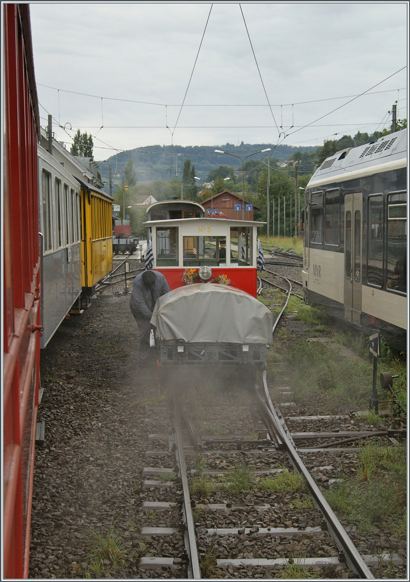 Autour de la voie ferrée / Rund um die eiserne Bahn (Herbstevent 2024) vom Dampfzug aus fällt der Blick aufs Nebengleis, wo die aus der Bretagne stammende Dm 2/2 N* 3  Le Biniou  mit einem Vorstellwagen für die Fahrt nach Chantemerle vorbereitet wird. 8. September 2024