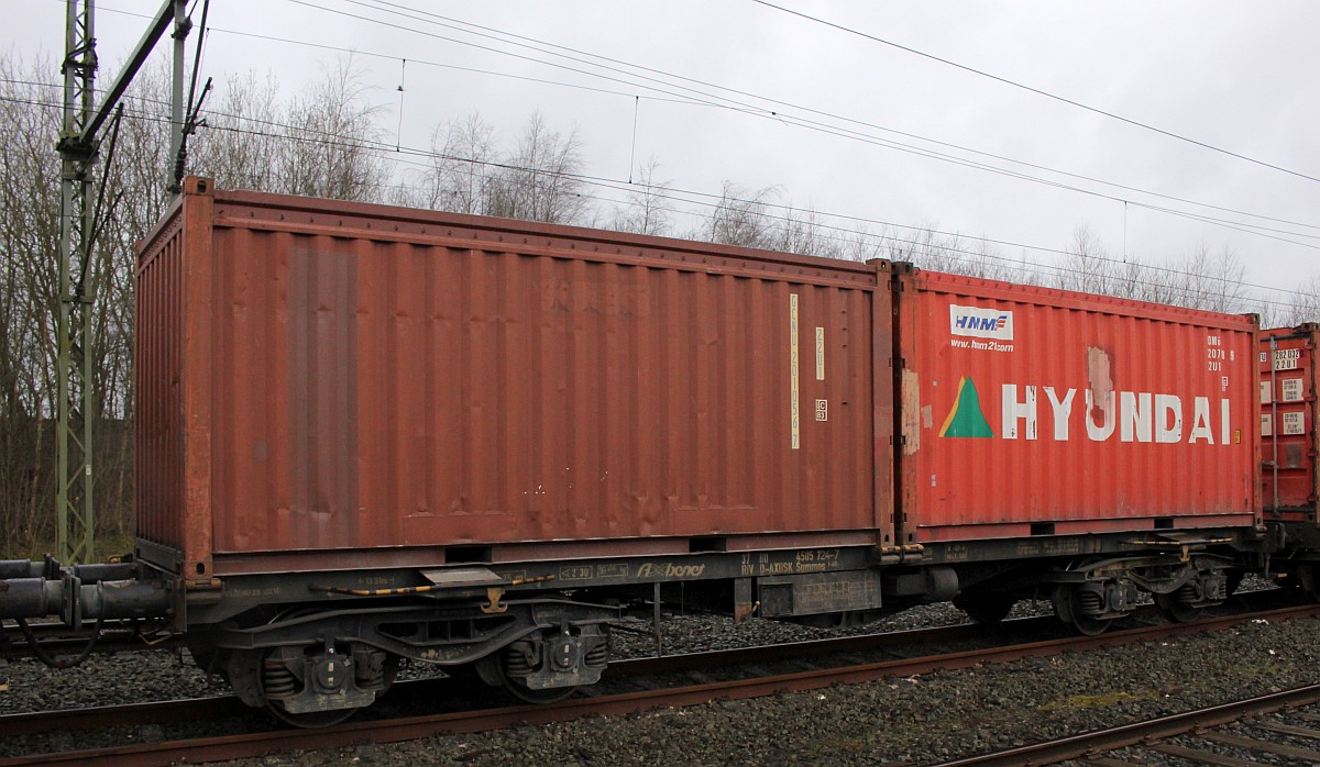 Axbenet Vierachsiger Flachwagen der Gattung Sgmmns 1-40' beladen mit 2 Containern registriert unter 3780 4505 724-7 D-AXBSK. Jübek 17.03.2020