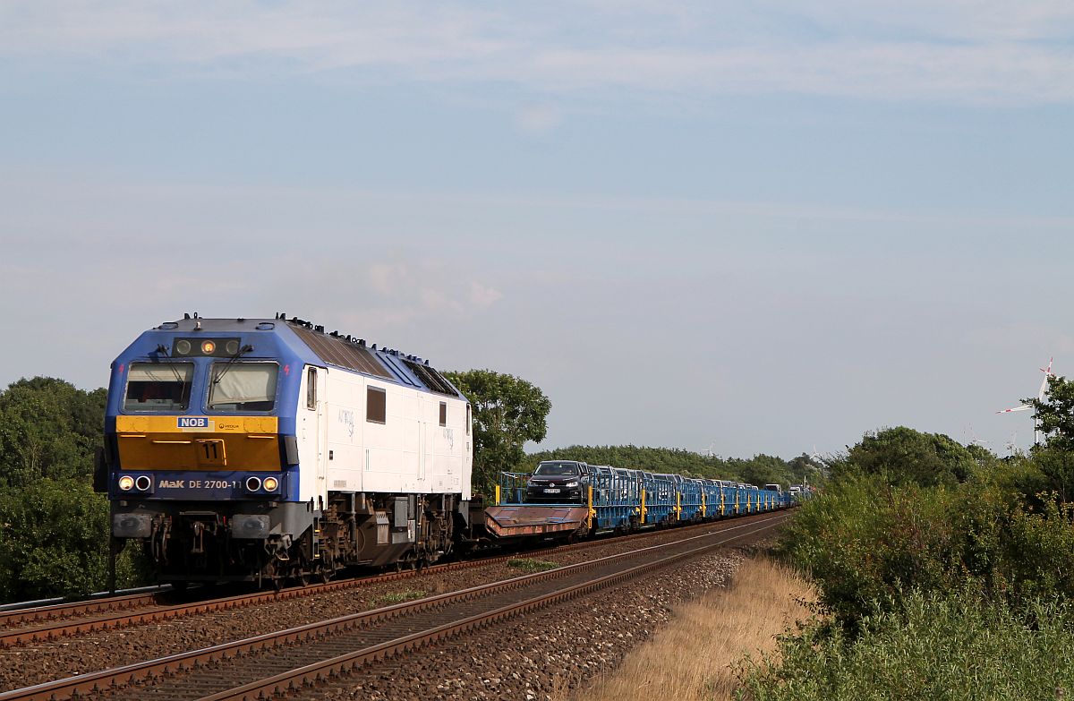 AZS/RDC/NOB MaK DE 2700-11 mit dem AZS nach Westerland aufgenommen kurz nach dem Bhf Klanxbüll. 26.07.2017