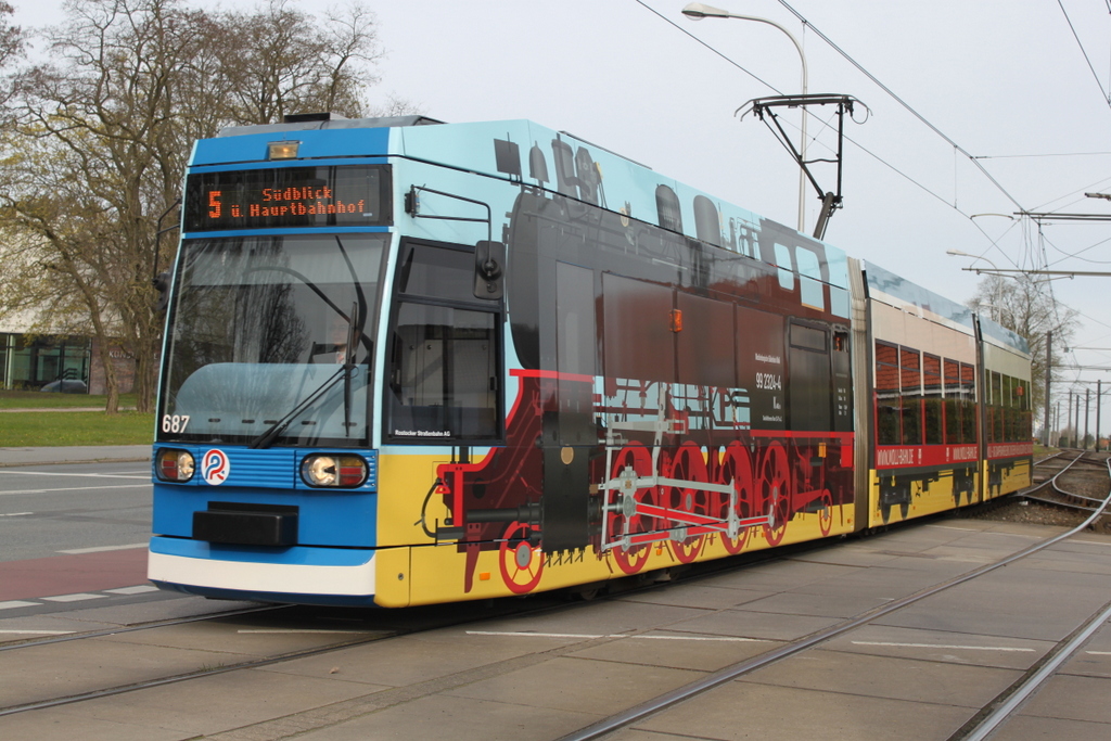 Bderbahn Molli als Linie 5 von Rostock-Mecklenburger Allee nach Rostock Sdblick via Hauptbahnhof am Morgen des 30.04.2016 in Hhe Rostock-Kunsthalle.30.04.2016