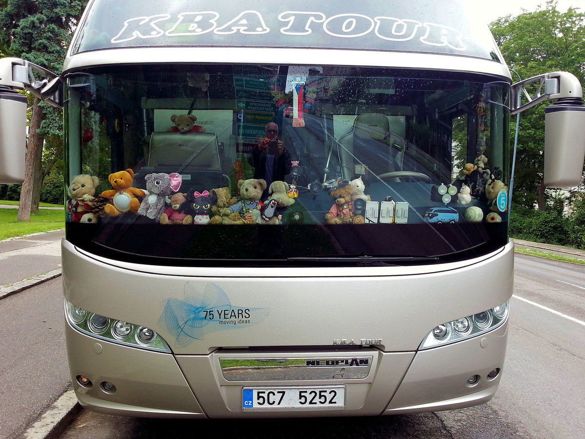  Breninvasion  im Neoplan Cityliner von K.B.A. Tours aus der CZ in Krems gesehen.