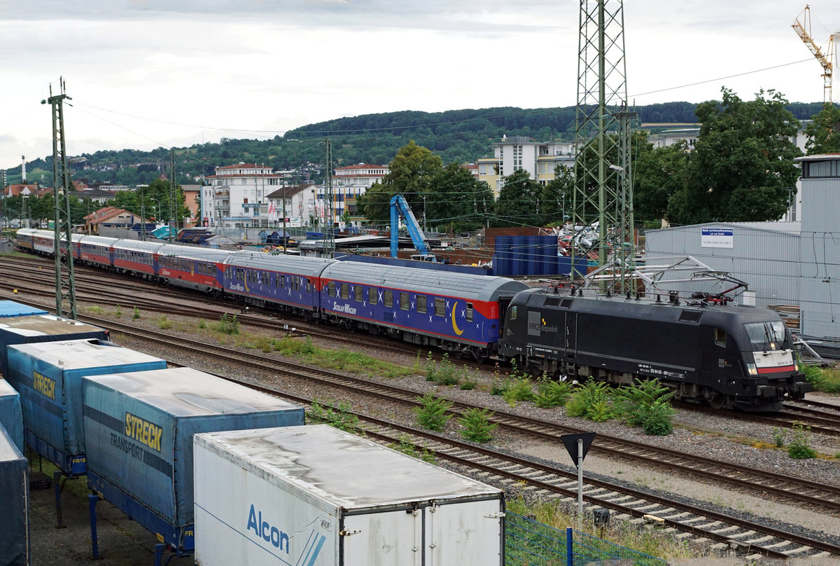 BAHN TOURISTIK EXPRESS
BTE AutoReiseZUG Hamburg - Lörrach
FERIENZEIT REISEZEIT
Impressionen
vom Autoverlad in Lörrach am 5. Juli 2018.
Erste Rangierfahrt mit den Personenwagen.
Foto: Walter Ruetsch 
