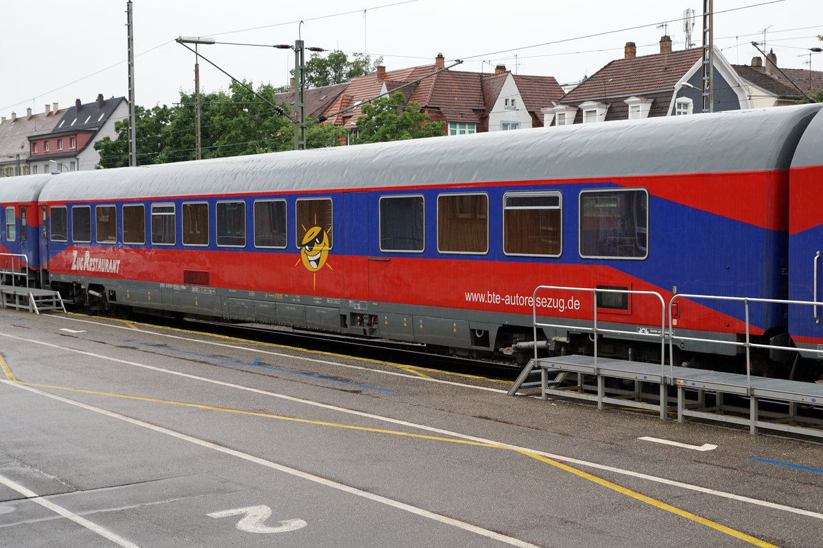 BAHN TOURISTIK EXPRESS
BTE AutoReiseZUG Hamburg - Lörrach
FERIENZEIT REISEZEIT
Impressionen
vom Autoverlad in Lörrach am 5. Juli 2018.
Auf die Rückfahrt nach Hamburg wartend.
Foto: Walter Ruetsch 
