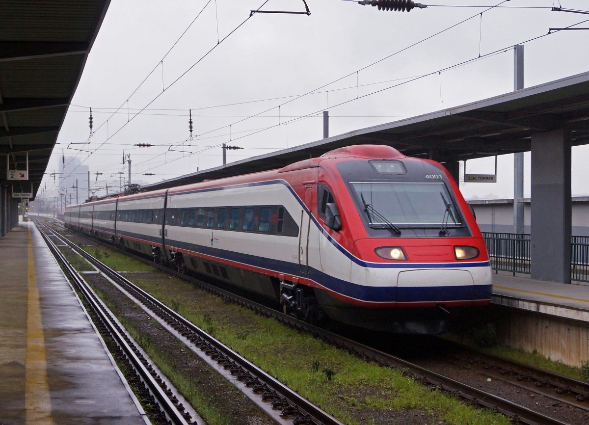 Bahnen in Portugal: Der ALFA PENDULAR 4001 anlässlich der Bahnhofsdurchfahrt GEN. TORRES am 26. März 2015.
Foto: Walter Ruetsch