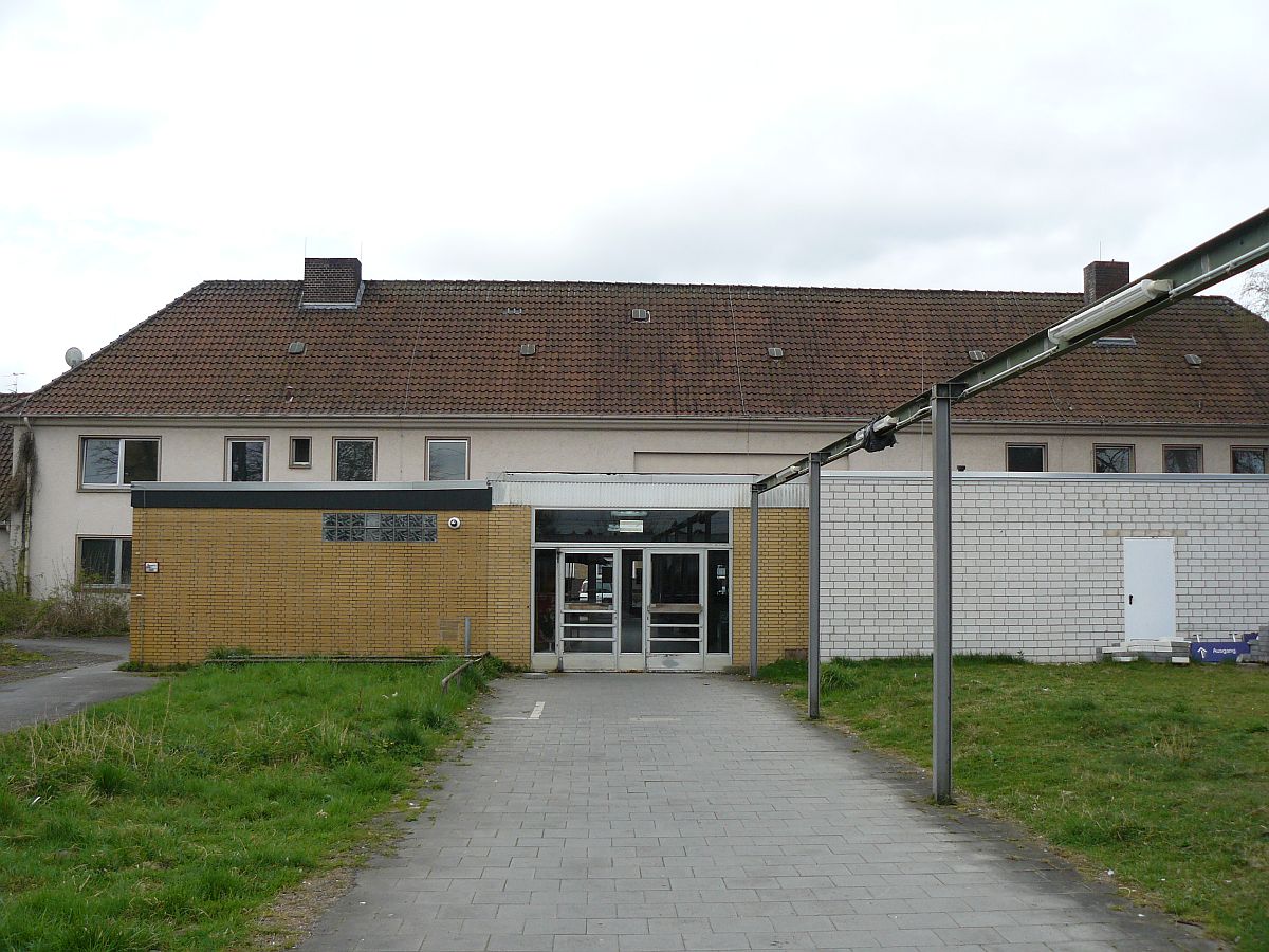 Bahnhof Emmerich am Rhein 18-04-2015.

Achterzijde stationsgebouw Emmerich waar voorheen de douanegebouwen stonden. Emmerich, Duitsland 18-04-2015.