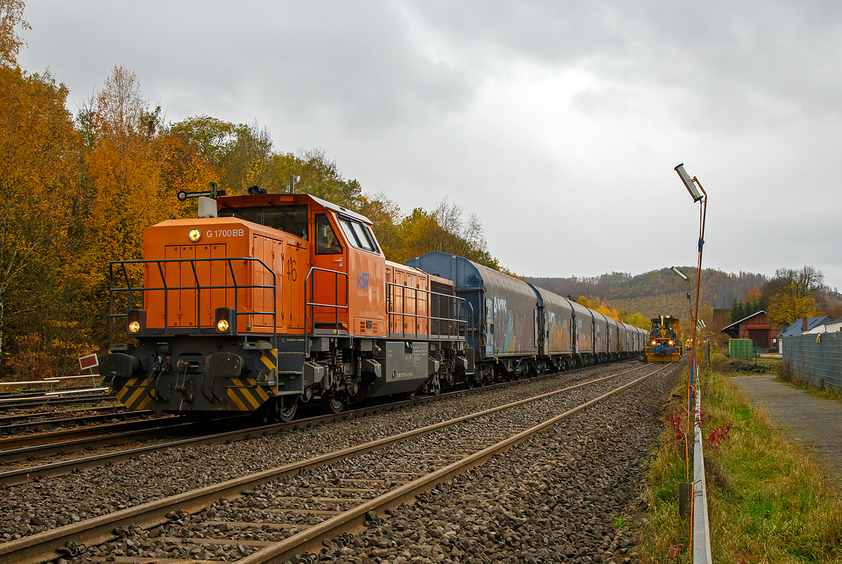 
Bahnhof Herdorf den 30.10.2020:
Während rechts das Gleis 1 gerade im 1.Durchgang gestopft wird, hat die KSW 46 (92 80 1277 807-4 D-KSW), eine Vossloh G 1700-2 BB der Kreisbahn Siegen-Wittgenstein, mit einem Coilzug den Bf. Herdorf erreicht und fährt über das Gleis 2 zum Rbf der KSW.
