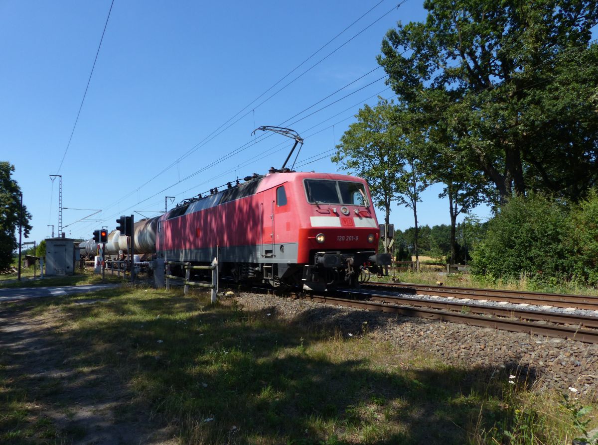 Bahnlogistik24 Lokomotive 120 201-9 (ex-DB 120 116-9) Bahnübergang Devesstraße, Salzbergen 23-07-2019.


Bahnlogistik24 locomotief 120 201-9 (ex-DB 120 116-9) overweg Devesstraße, Salzbergen 23-07-2019.