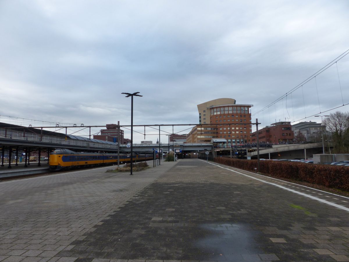 Bahnsteig Gleis 1 und 2 Amersfoort Centraal Station 15-01-2020

Perron spoor 1 en 2 Amersfoort Centraal 15-01-2020.