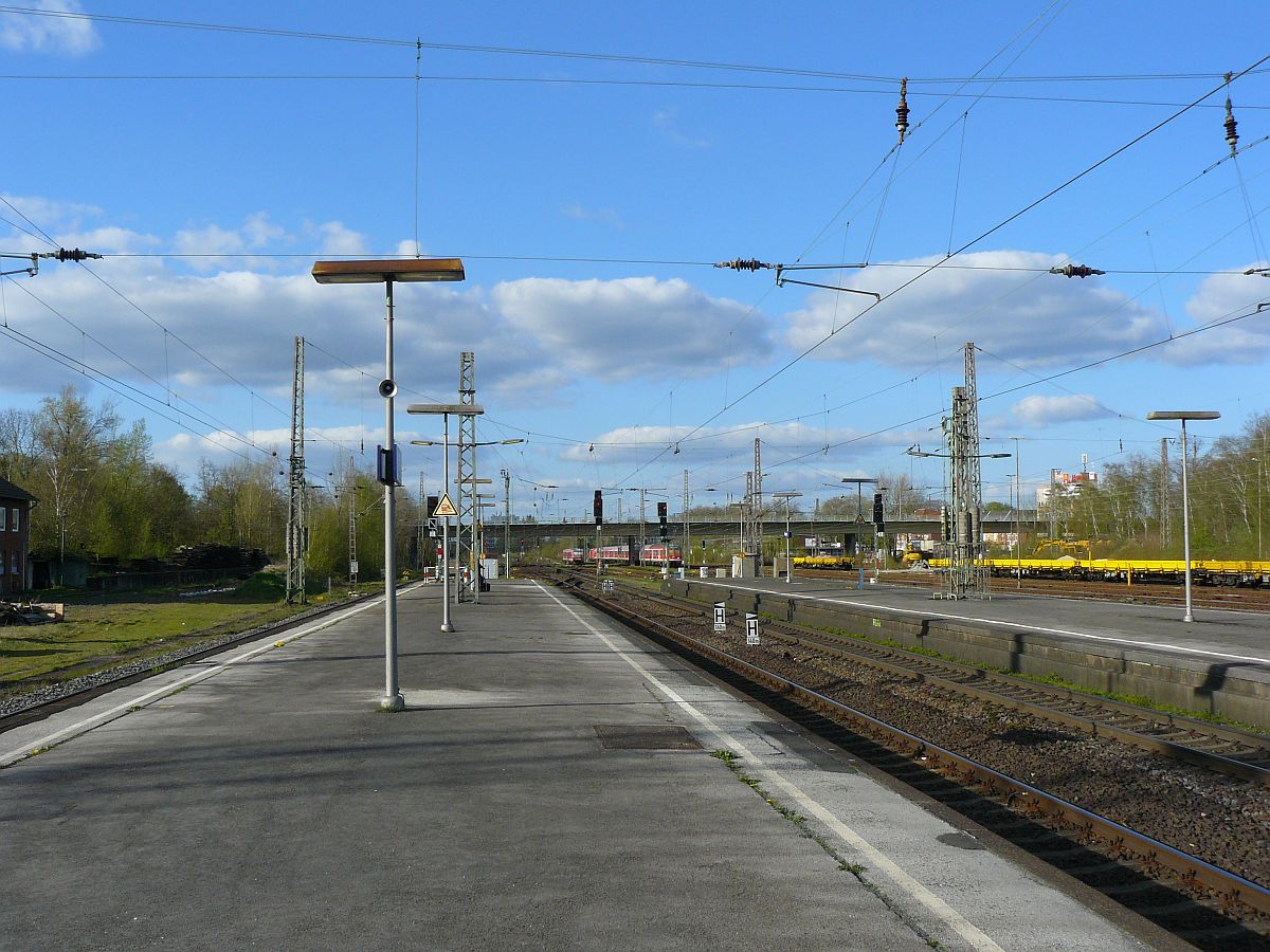 Bahnsteig Gleis 2, 3 und Gleis 4. Wesel, Deutschland 17-04-2015.


Perron spoor 2, 3 en spoor 4. Wesel, Duitsland 17-04-2015.