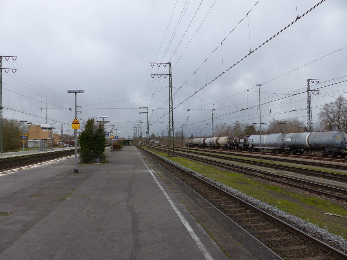 Bahnsteig Gleis 3 und 4 Bahnhof Emmerich am Rhein 12-03-2020.


Perron spoor 3 en 4 gezien in westelijke richting Emmerich 12-03-2020.