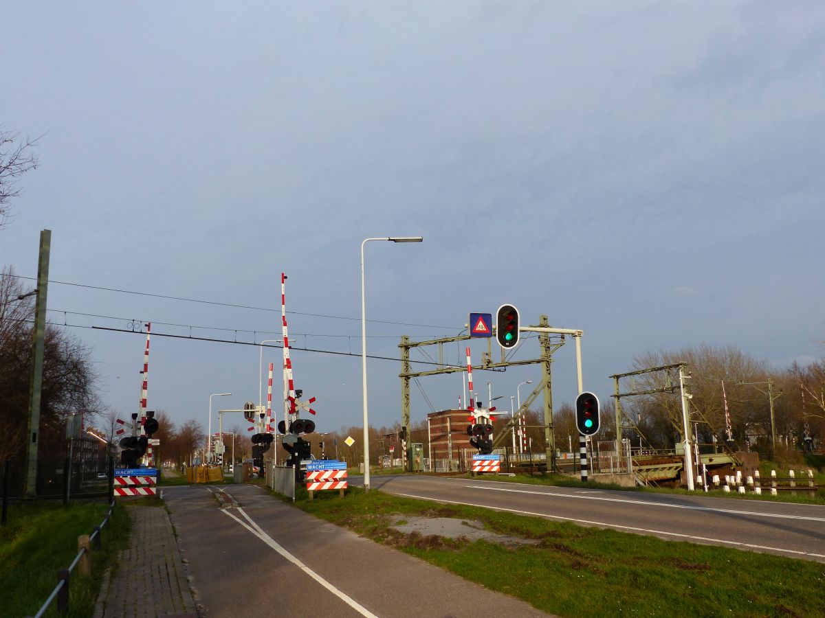 Bahnbergang Strecke Leiden-Woerden-Utrecht. Kanaalweg, Leiden 31-03-2016.

Overweg spoorlijn Leiden-Woerden-Utrecht. Kanaalweg, Leiden 31-03-2016.