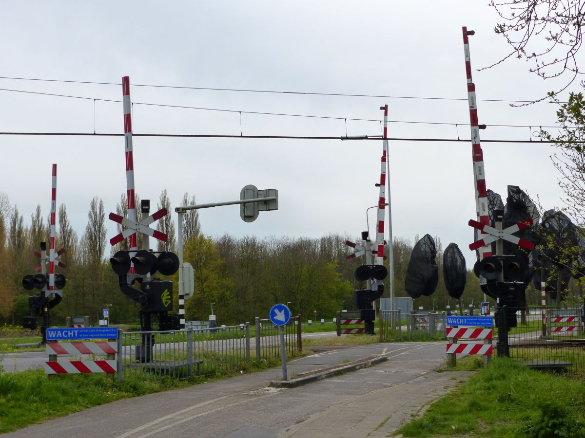 Bahnbergang Strecke Leiden-Woerden-Utrecht. Kanaalweg, Leiden 22-04-2016. 

Overweg spoorlijn Leiden-Woerden-Utrecht. Kanaalweg, Leiden 22-04-2016.