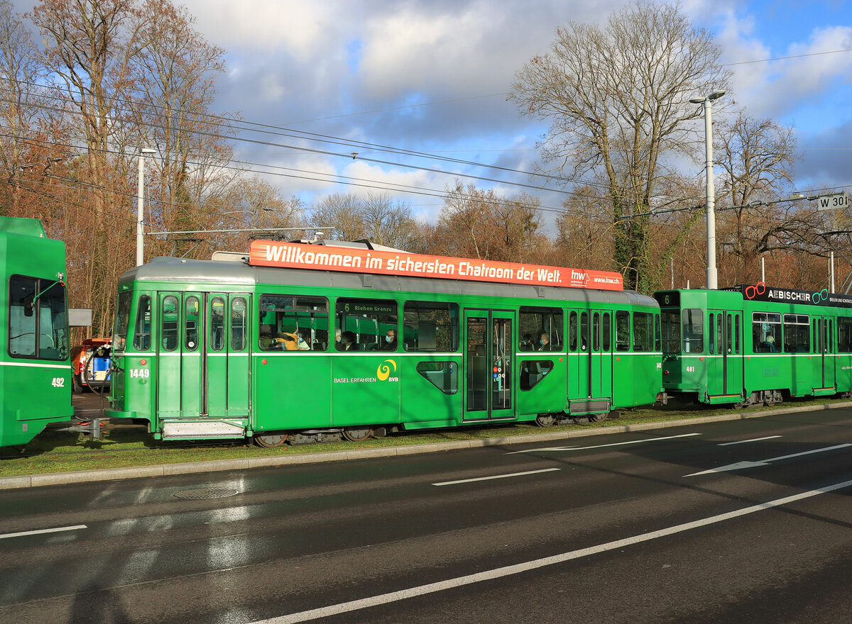 Bald endet der Einsatz von Vierachsern in Basel: Der Standard Anhänger 1449 im  Sandwich  zwischen Be 4/4 481 und 492. Eglisee , 7.Dezember 2021  