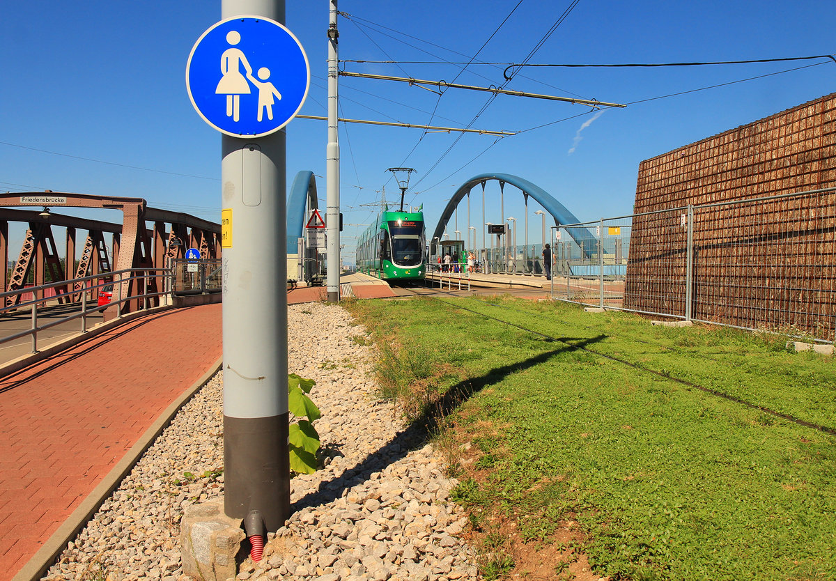 Basler Flexity 5030 an der Endstation Weil am Rhein (Deutschland), hoch über dem DB-Bahnhof. 20.August 2020