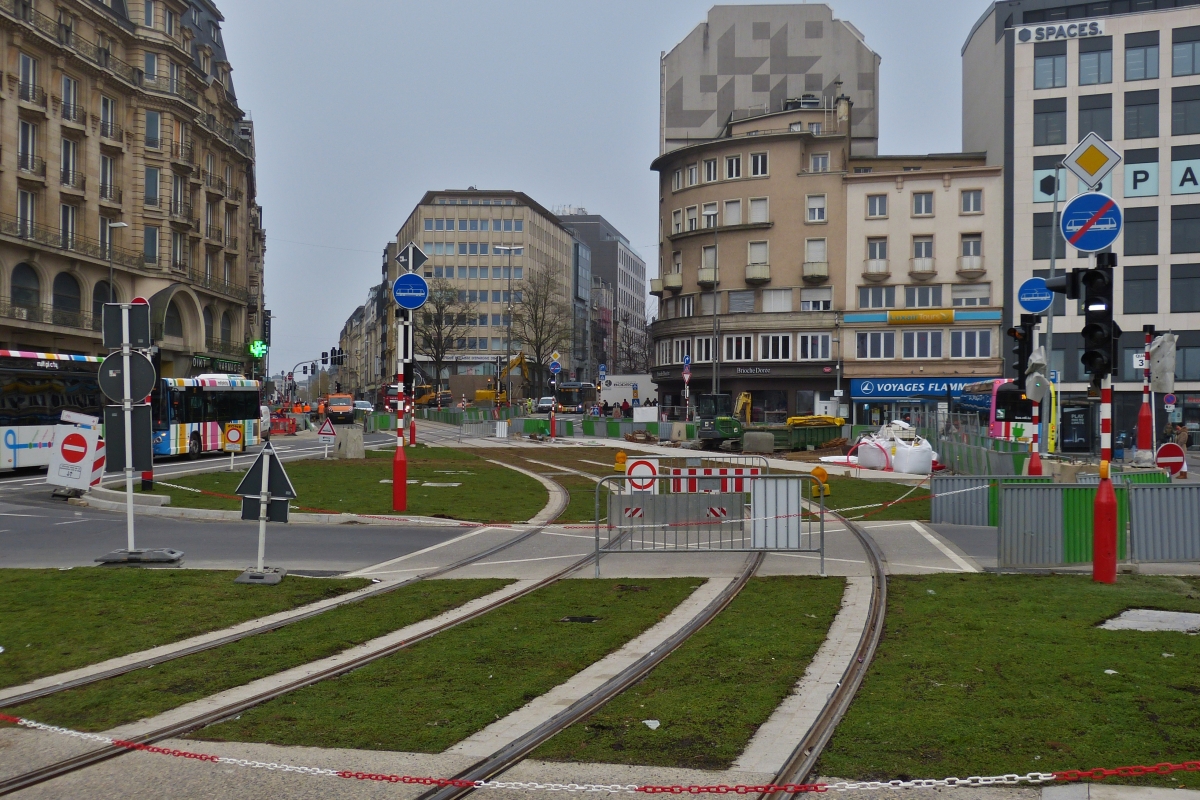 Bauarbeiten an der neuen Straenbahnhaltestelle am Hauptbahnhof der Stadt Luxemburg. Blick in Richtung Oberstadt. 18.11.2020 (Hans)