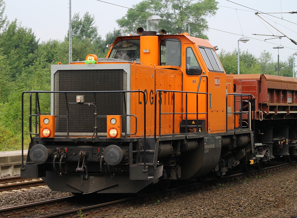 BBL 05/ 214 021-8(ex DB 212 083-0) mit Spezialsonnenbrille fürs Spitzenlicht dieselt hier mit einem Bauzug durch Schleswig. Diese Lok wurde 2010 bei Rottorf durch einen Brand schwer beschädigt. Schleswig 10.08.2013