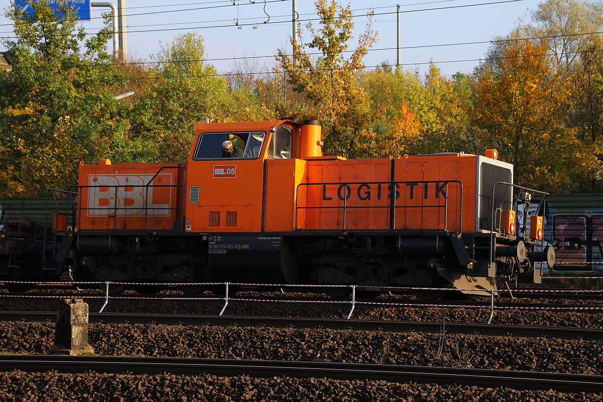 BBL 05/214 021-4(Unt/LSX/23.04.10) hilft bei Gleisarbeiten im Bhf HH-Harburg. 26.10.2013