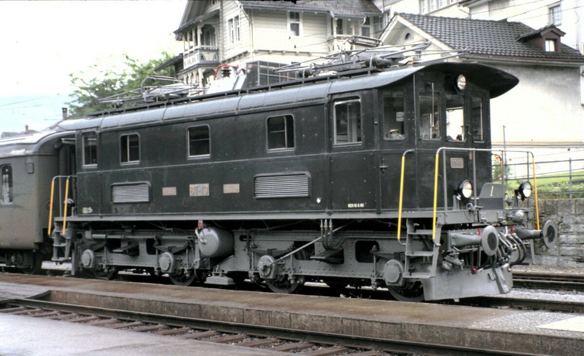 Be 4/4 Nr.13 der ehemaligen Bodensee Toggenburg Bahn (BT) in Rapperswil am 17.06.1980. Inbetriebnahme 1931/1932; L�P 12,00 m ; 66 t, Stundenleistung 1604 PS; H�chstgeschwindigkeit 80 km/h; Erbauer SLM, SAAS; f�r Personen-und G�terz�ge. Die 1910 gegr�ndete BT fusionierte 2001 zur Schweizerischen S�dostbahn (SOB).