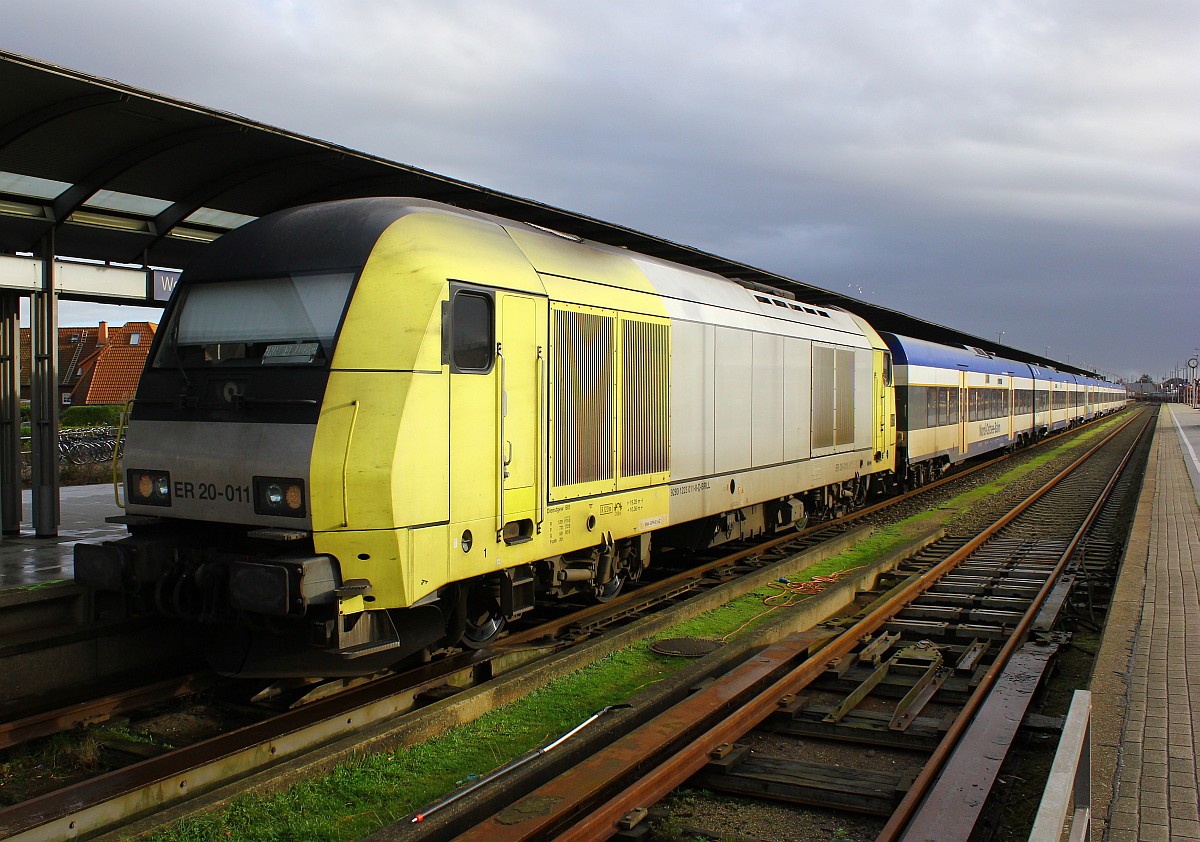 BeaconRail 1223 011-8(REV/BCS X/01.04.14) als Schublok einer NOB nach Bredstedt festgehalten im Bahnhof Westerland am 17.11.2015