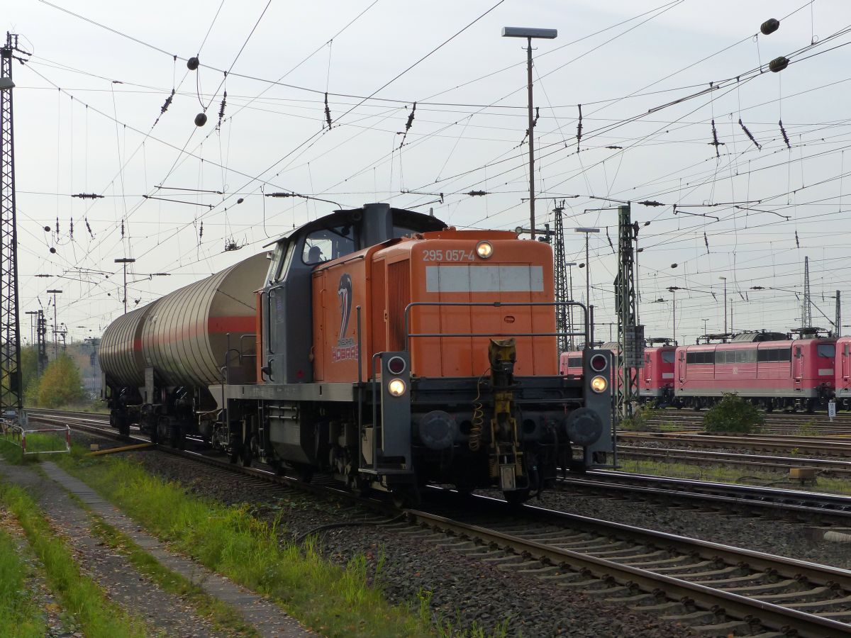 BEG (Bocholter Eisenbahn Gesellschaft mbH) Lok 295 057-4  Dinslaken Kobras  Oberhausen West 30-10-2015.

BEG (Bocholter Eisenbahn Gesellschaft mbH) loc 295 057-4  Dinslaken Kobras  Oberhausen West 30-10-2015.